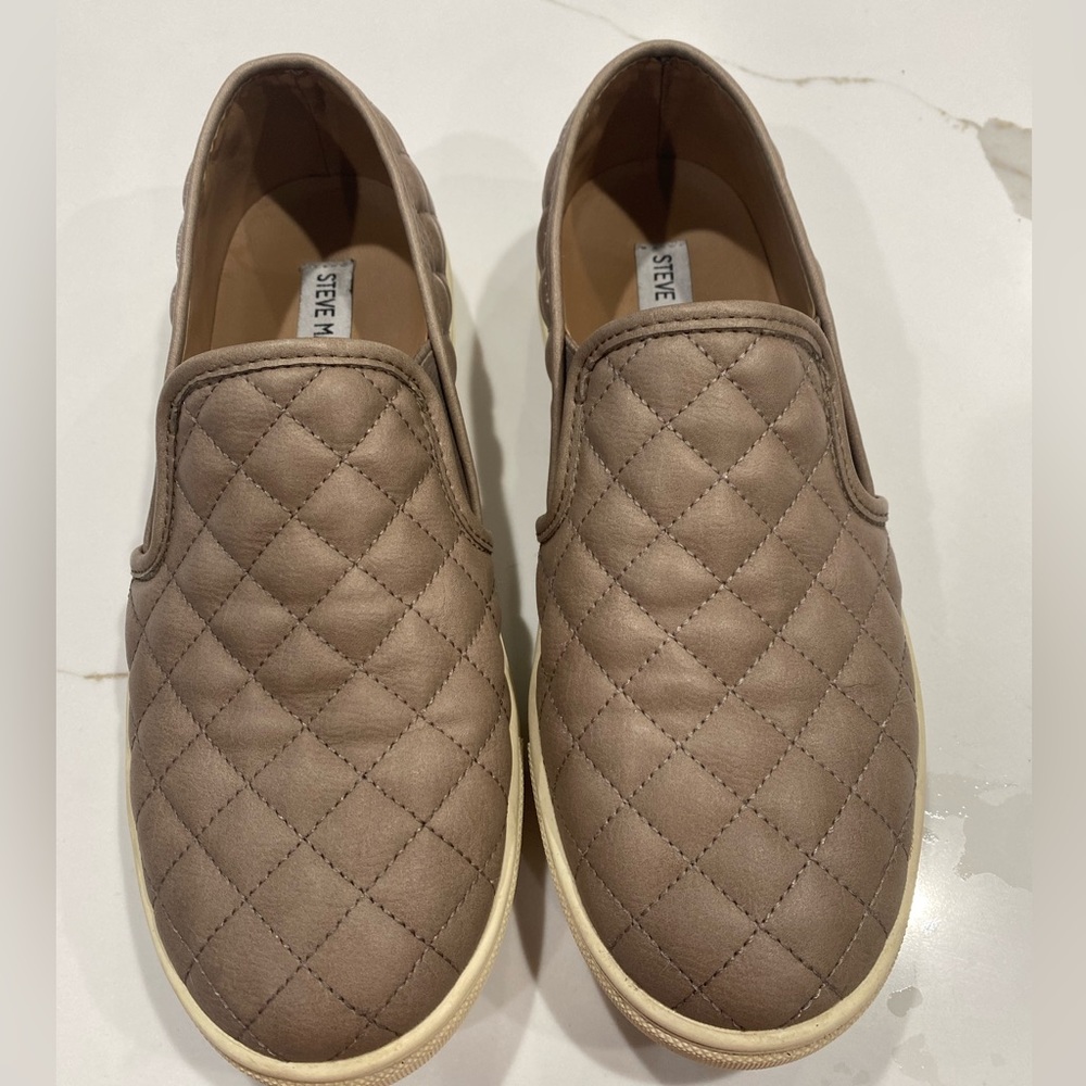 Steve Madden slip ons size 9